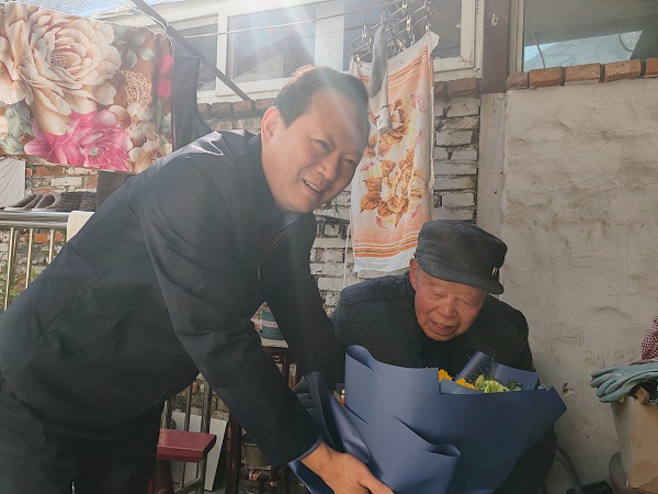 慰问老党员.jpg